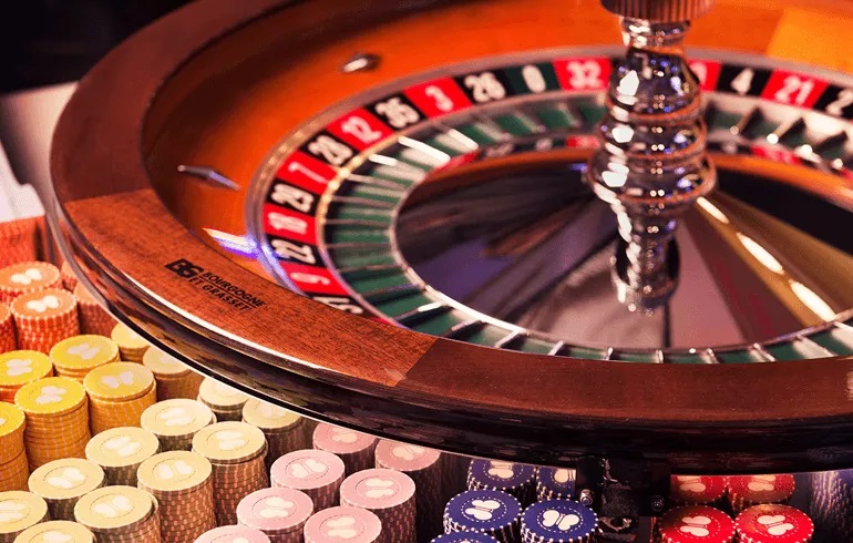 How does casino make money on roulette